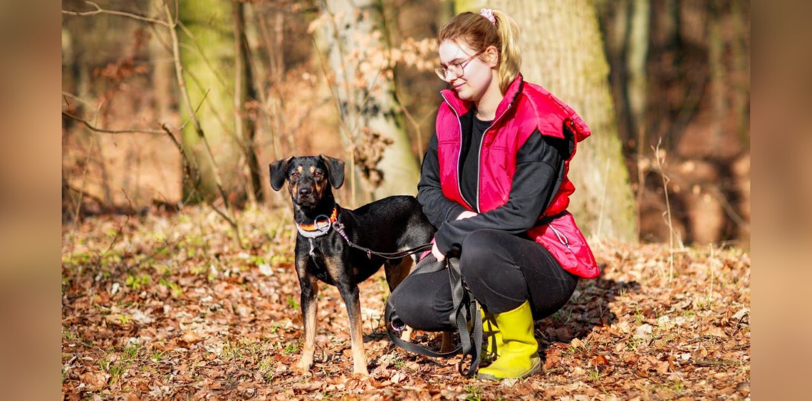 behawiorystka zwierząt, która również zajmuje się zoofizjoterapią w gdańsku na spacerze z psem
