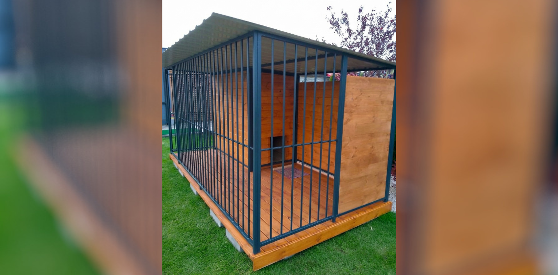 Nowoczesny kojec dla psa – dlaczego połączenie stali i drewna to najlepszy wybór?